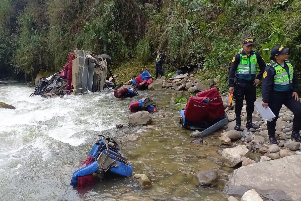 Al menos diez heridos y un policía desaparecido tras la caída de un autobús a un río en el norte de Perú