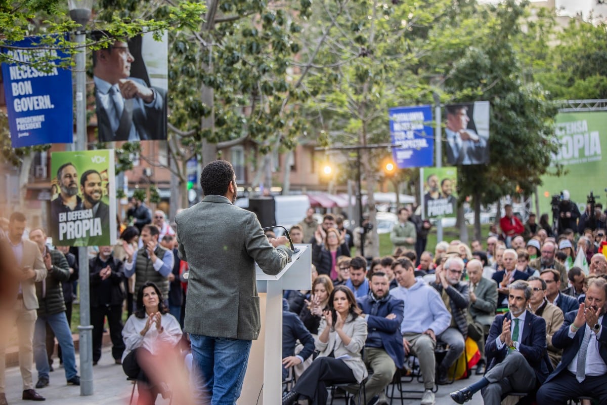 Los asistentes al acto de VOX en Barcelona: «No queremos delincuentes ni tibios, el voto útil es Ignacio Garriga»