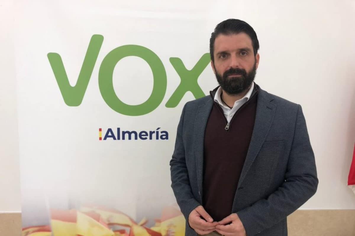 VOX solicita el expediente del cartel que blanqueaba la pederastia en Almería