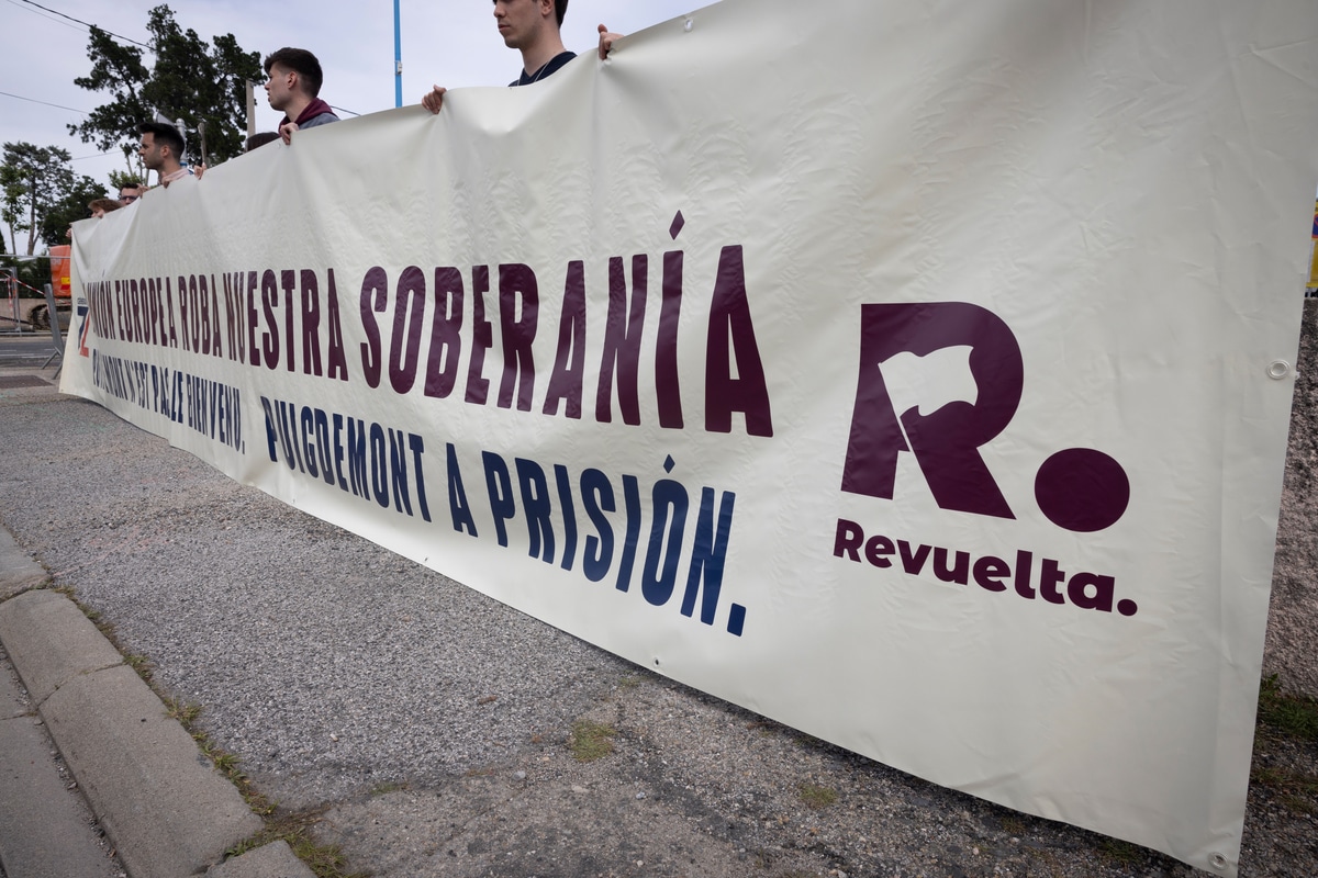 Jóvenes franceses se manifiestan con Revuelta donde Puigdemont celebra sus mítines para pedir su detención