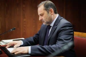 Ábalos admite que encargó contratos de pandemia a su subsecretario y que conocía a Aldama, pero niega una trama. Europa Press.