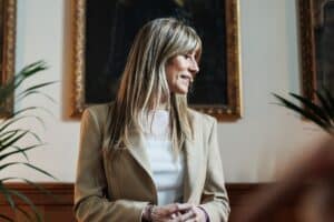 Begoña Gómez contrata al exministro socialista de Interior Antonio Camacho como abogado defensor.