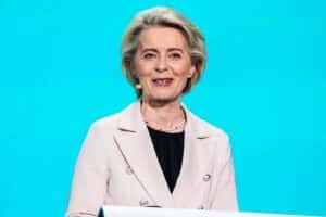 Bruselas afirma que legislará para usar la IA contra los bulos, pero controlará lo que leen y ven los europeos en Internet