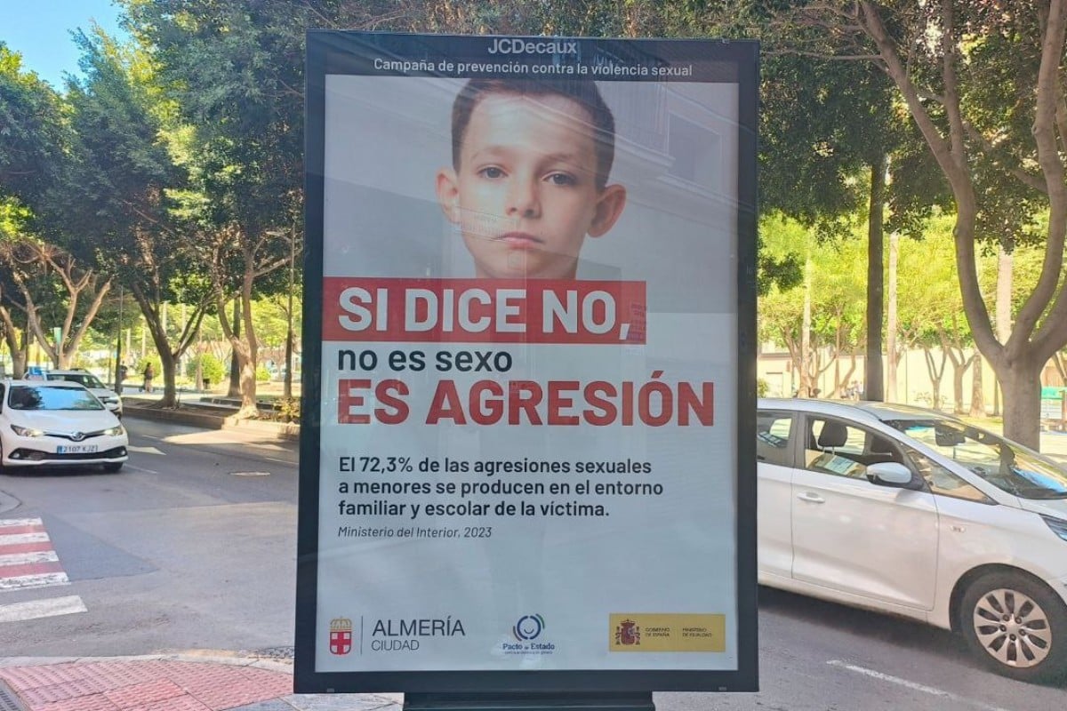 El Ayuntamiento de Almería, del PP, lanza una campaña para proteger a la infancia con un cartel que blanquea la pederastia