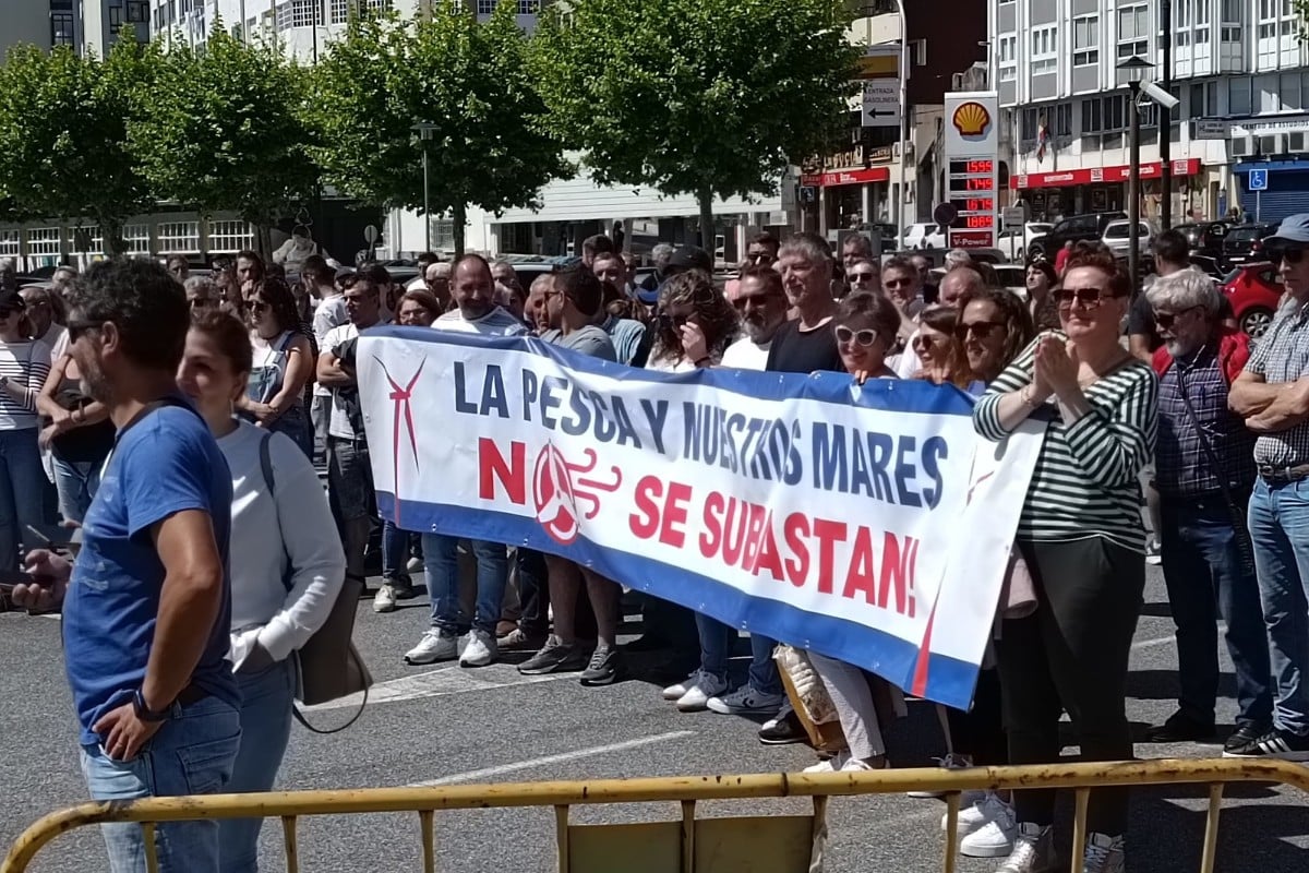 Cientos de pescadores se manifiestan en Pontevedra contra los proyectos de eólica marina en las costas gallegas