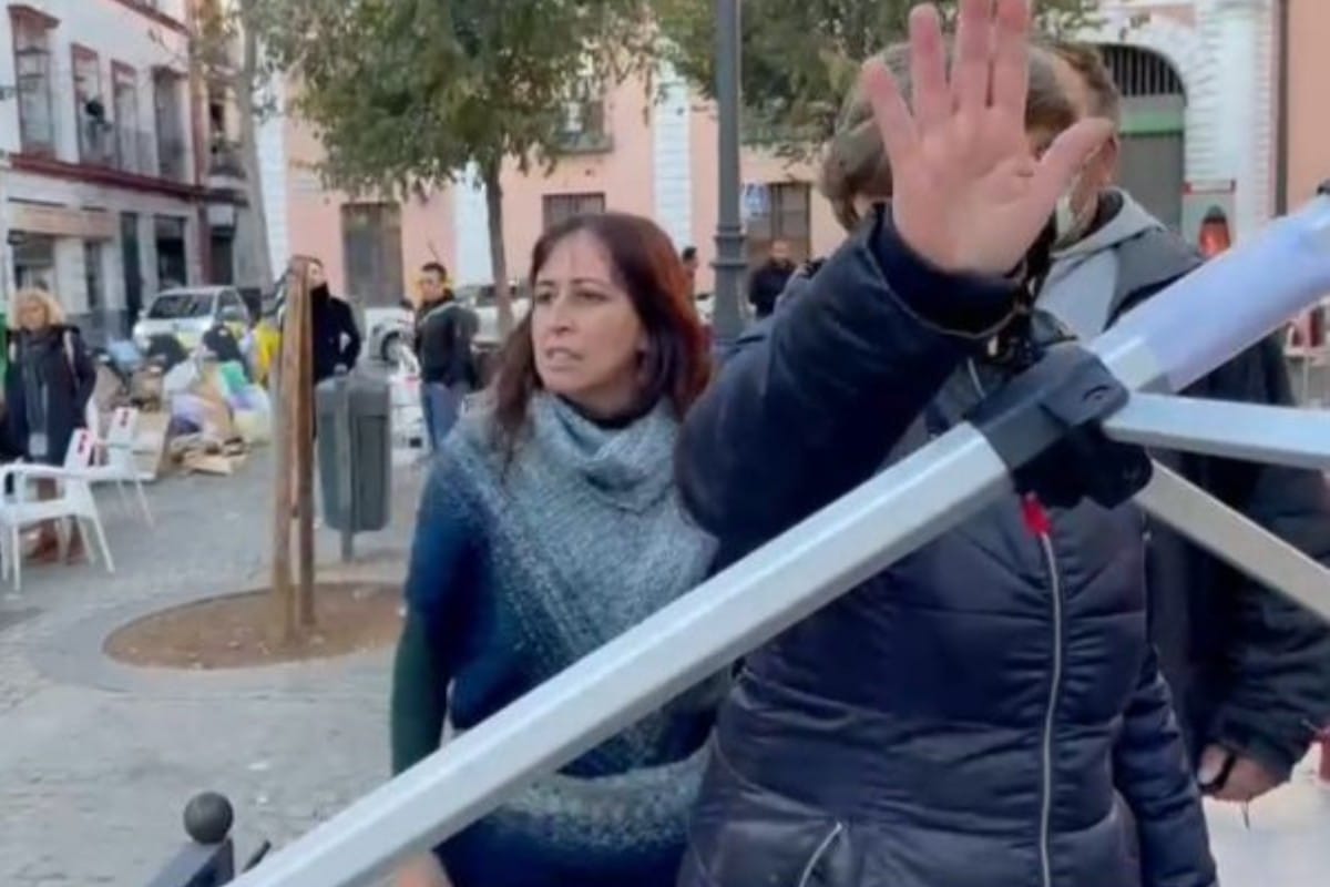 La Audiencia de Sevilla confirma la condena a la exconcejal de Participa que destrozó una carpa de VOX