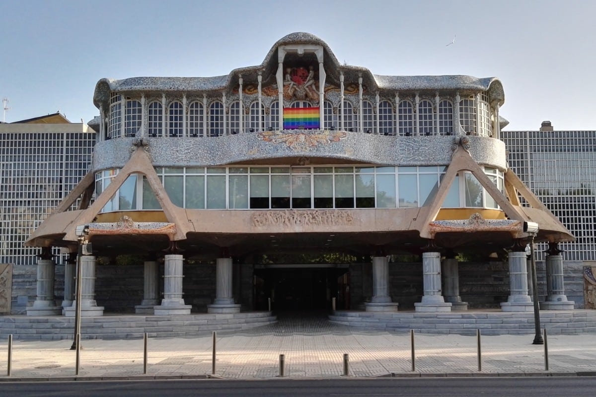 El PP y la izquierda colocan en la Asamblea de Murcia la bandera arcoiris del lobby LGTBI por el ‘día contra la Homofobia’