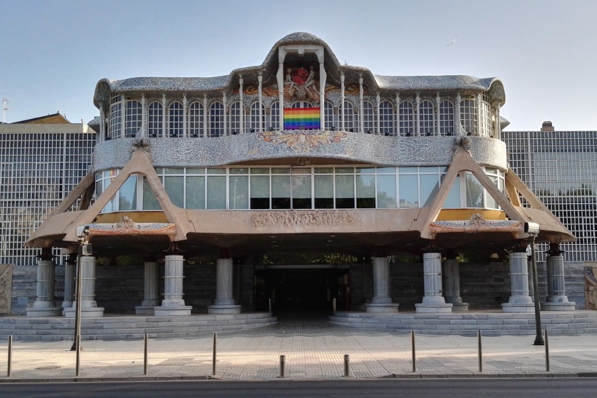 El PP y la izquierda colocan en la Asamblea de Murcia una bandera arcoiris por el día de la Homofobia