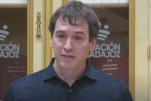 El hermano de Sánchez accedió a la plaza creada ad hoc para él por el PSOE de Badajoz gracias a la entrevista personal. YouTube.