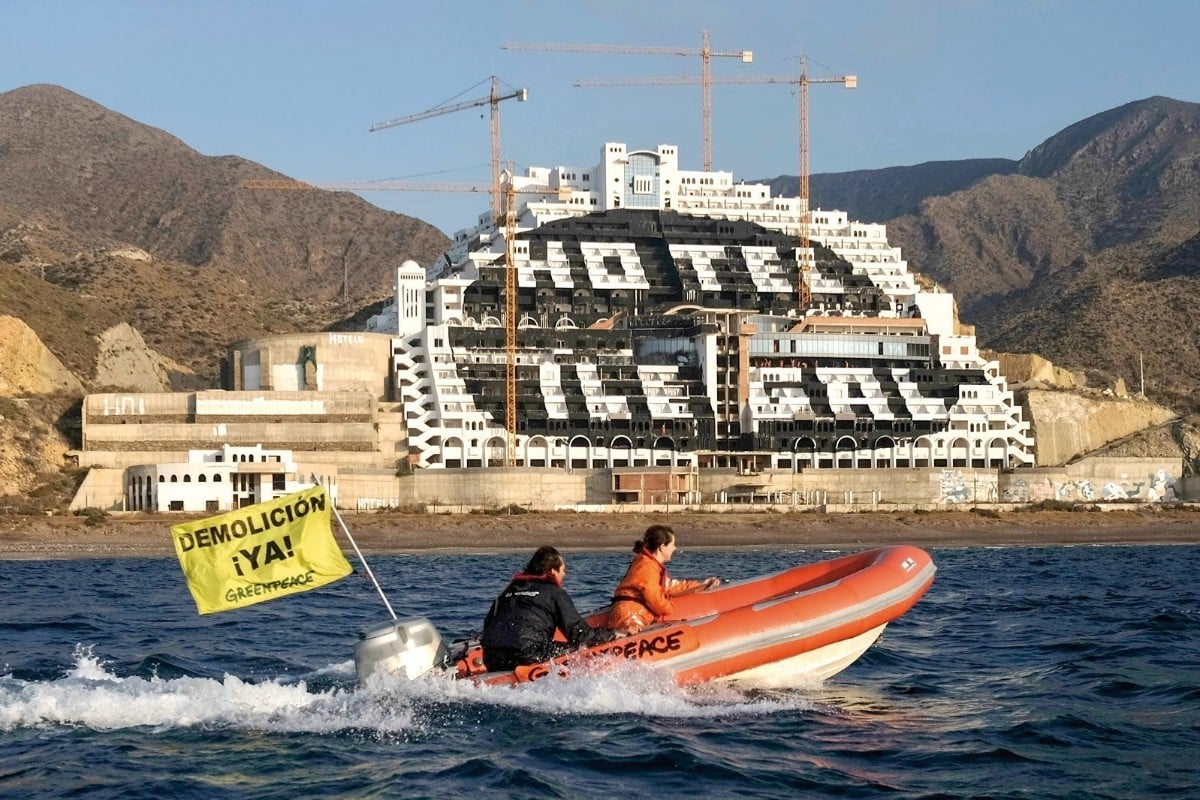 La Justicia acoge este viernes la vista oral contra 28 radicales climáticos de Greenpeace acusados de «daños» en el hotel del Algarrobico