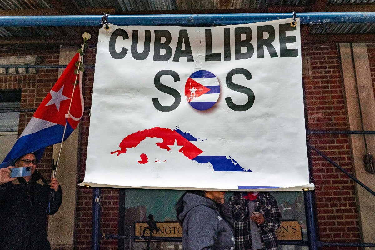 El régimen cubano impone condenas de hasta 15 años de cárcel a 13 disidentes detenidos en protestas de 2022
