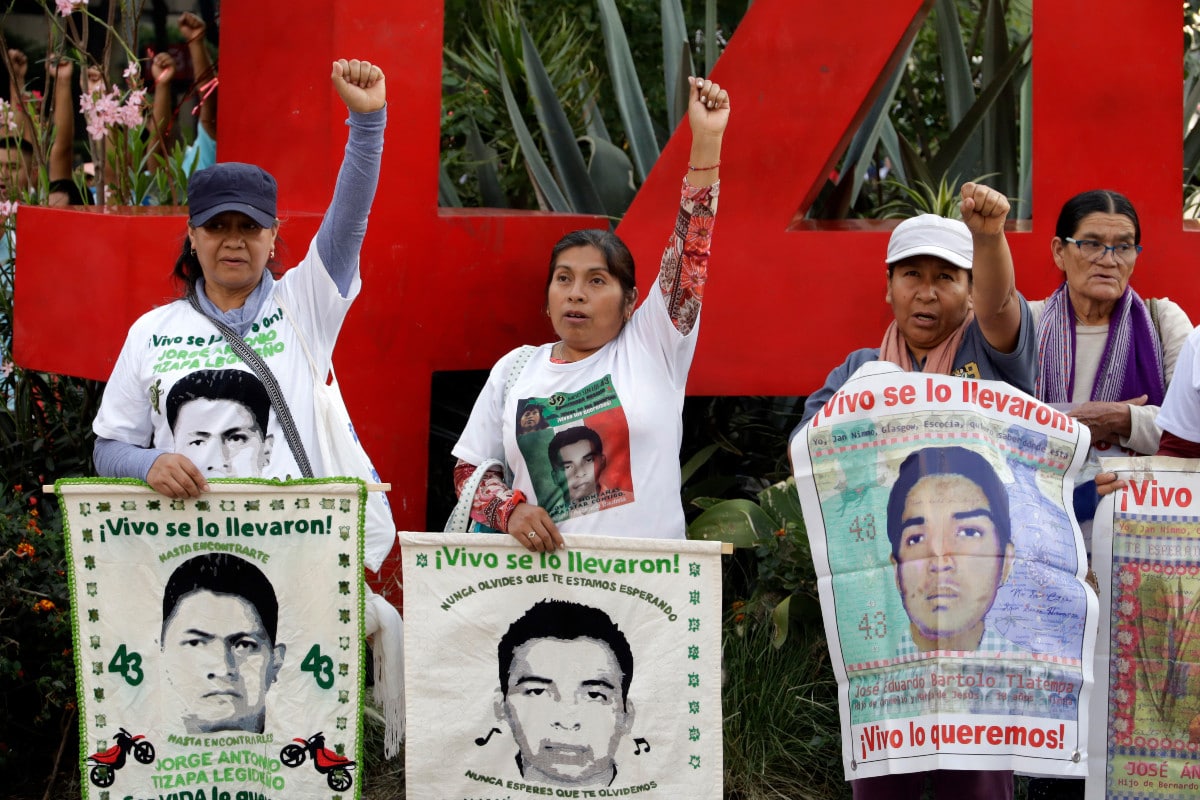 Estudiantes de la escuela normal de Ayotzinapa arrojan artefactos explosivos contra el palacio presidencial de México