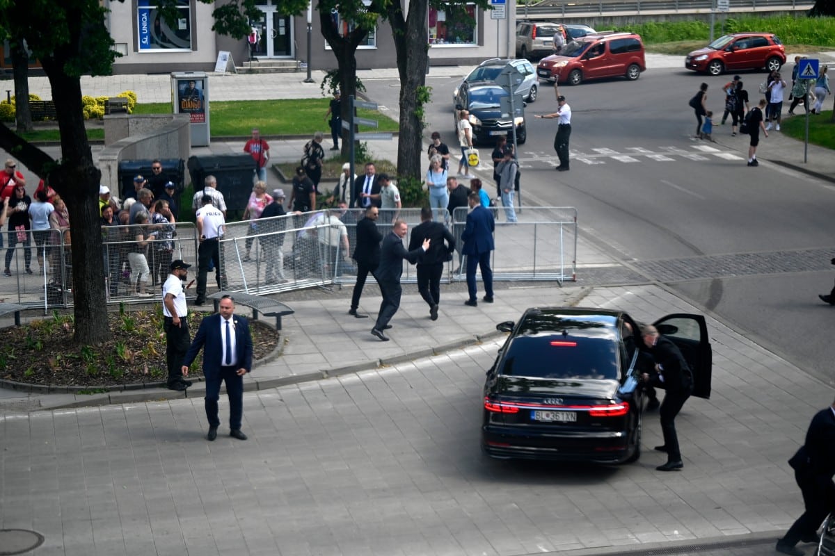 El primer ministro eslovaco, Robert Fico, se encuentra grave pero fuera de peligro tras ser operado