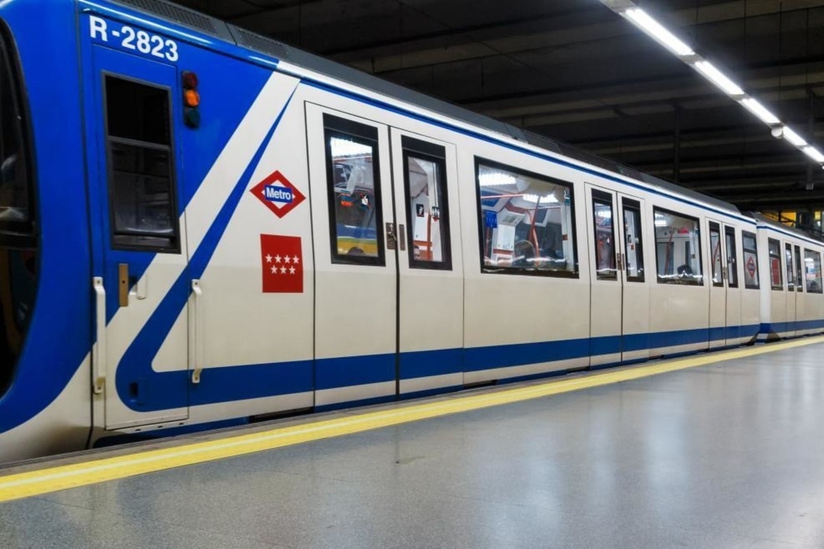 Un joven es empujado a las vías del Metro después de que un grupo le robase el móvil y el reloj