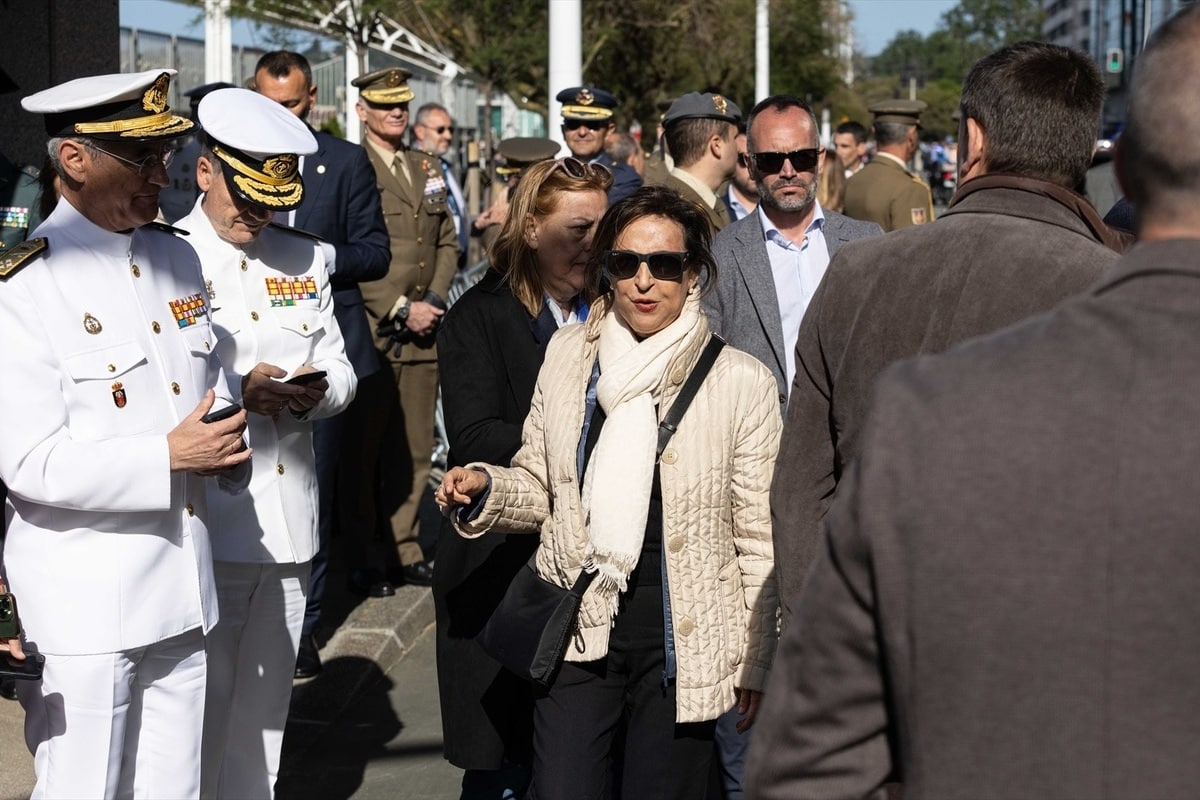 Abucheos y pitidos a la ministra Robles a su llegada al desfile por el Día de las Fuerzas Armadas en Oviedo