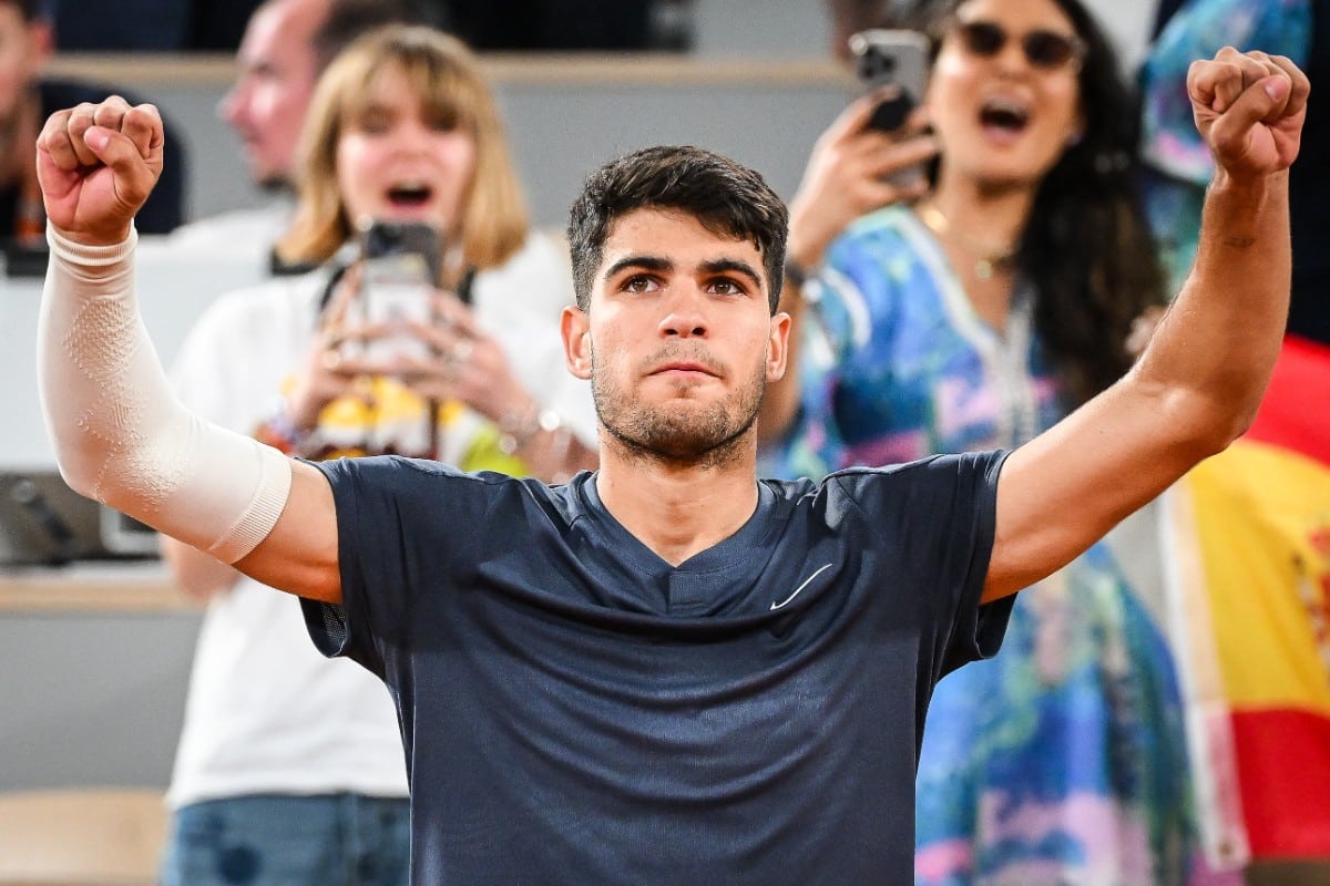 Alcaraz avanza a la tercera ronda de Roland Garros tras imponerse a De Jong en cuatro sets