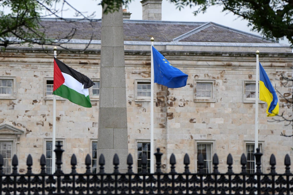 Detenido un hombre tras irrumpir en los terrenos del Parlamento irlandés para quitar la bandera de  Palestina