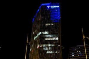 La SEPI supera el 7% del capital de Telefónica y nombra al presunto 'negro' de la tesis de Sánchez como consejero