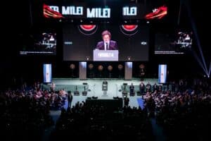 Milei afirma que vuelve a Argentina «surfeando sobre una ola de lágrimas socialistas»