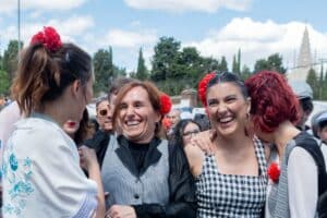 Mónica García con miembros de Más Madrid en San Isidro. Europa Press.
