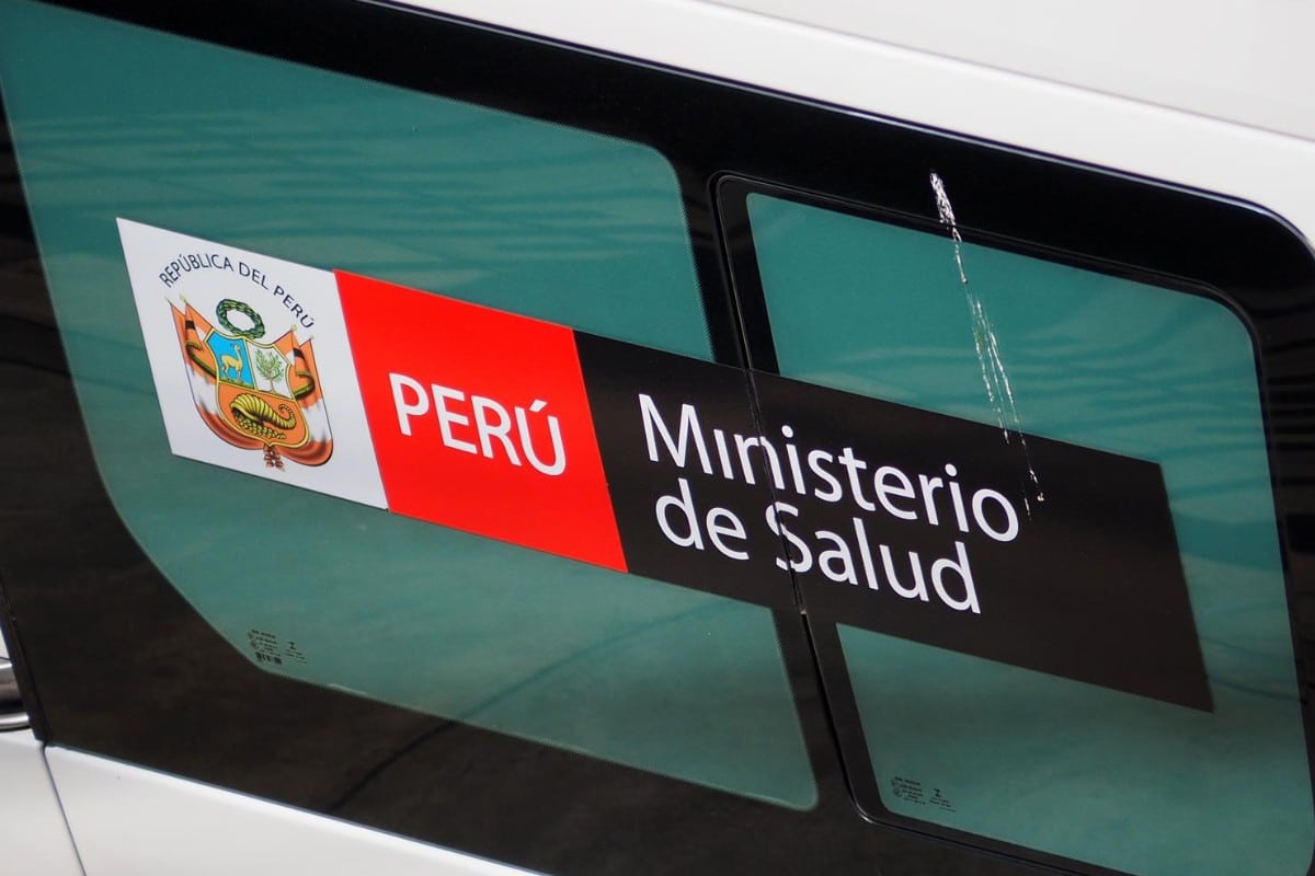 Ocho muertos tras despeñarse un minibús en Perú