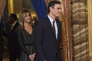 Pedro Sánchez aprobó en consejo de ministros el nombramiento como alto cargo del presentador del máster de Begoña Gómez. Imagen, Pedro Sánchez y Begoña Gómez, Europa Press.