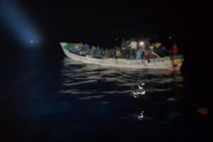 Salvamento Marítimo intercepta un cayuco con 126 inmigrantes ilegales cerca de Gran Canaria.