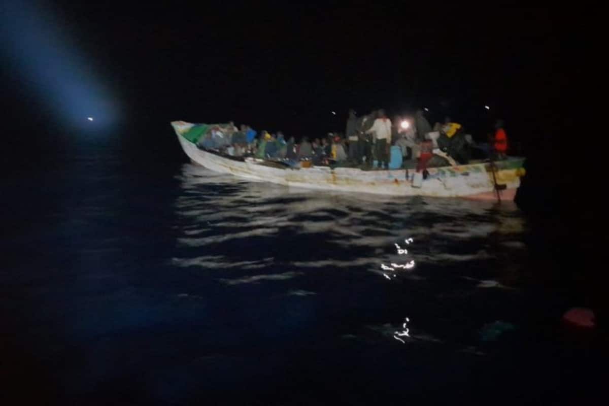 Salvamento Marítimo intercepta un cayuco con 126 inmigrantes ilegales cerca de Gran Canaria