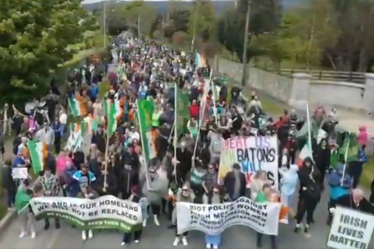 Miles de irlandeses toman las calles de Dublín en rechazo a la inmigración ilegal
