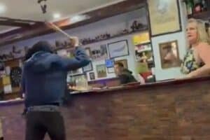 Un grupo de magrebíes destroza un bar en Gerona y atacan a los dueños con un bate. X.