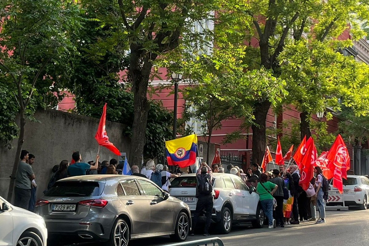 Menos de 50 personas asisten a la manifestación de UGT y CCOO contra Milei en la Embajada de Argentina en Madrid