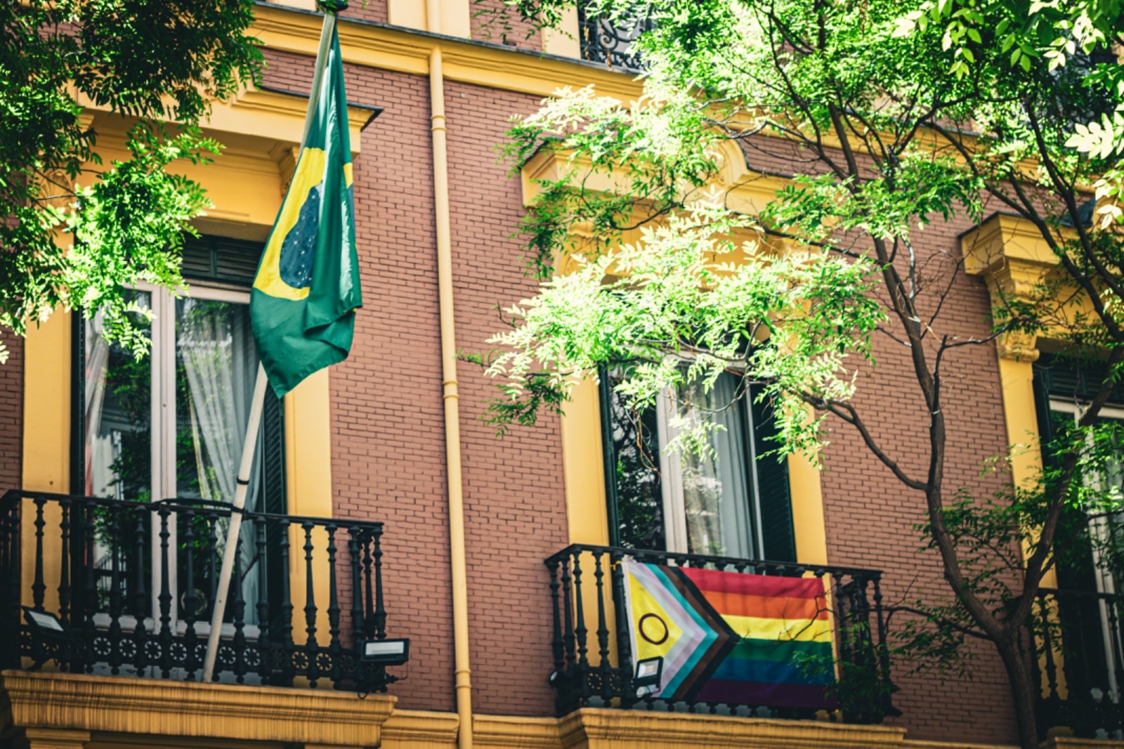 La Embajada de Brasil en Madrid coloca tres banderas LGTBI: «Buscamos la inclusión»