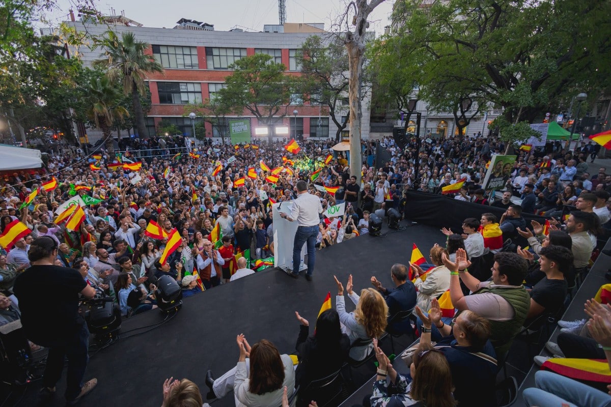 Abascal, en el cierre de campaña en Barcelona: «VOX representa la verdad frente a los mentirosos y los tramposos»