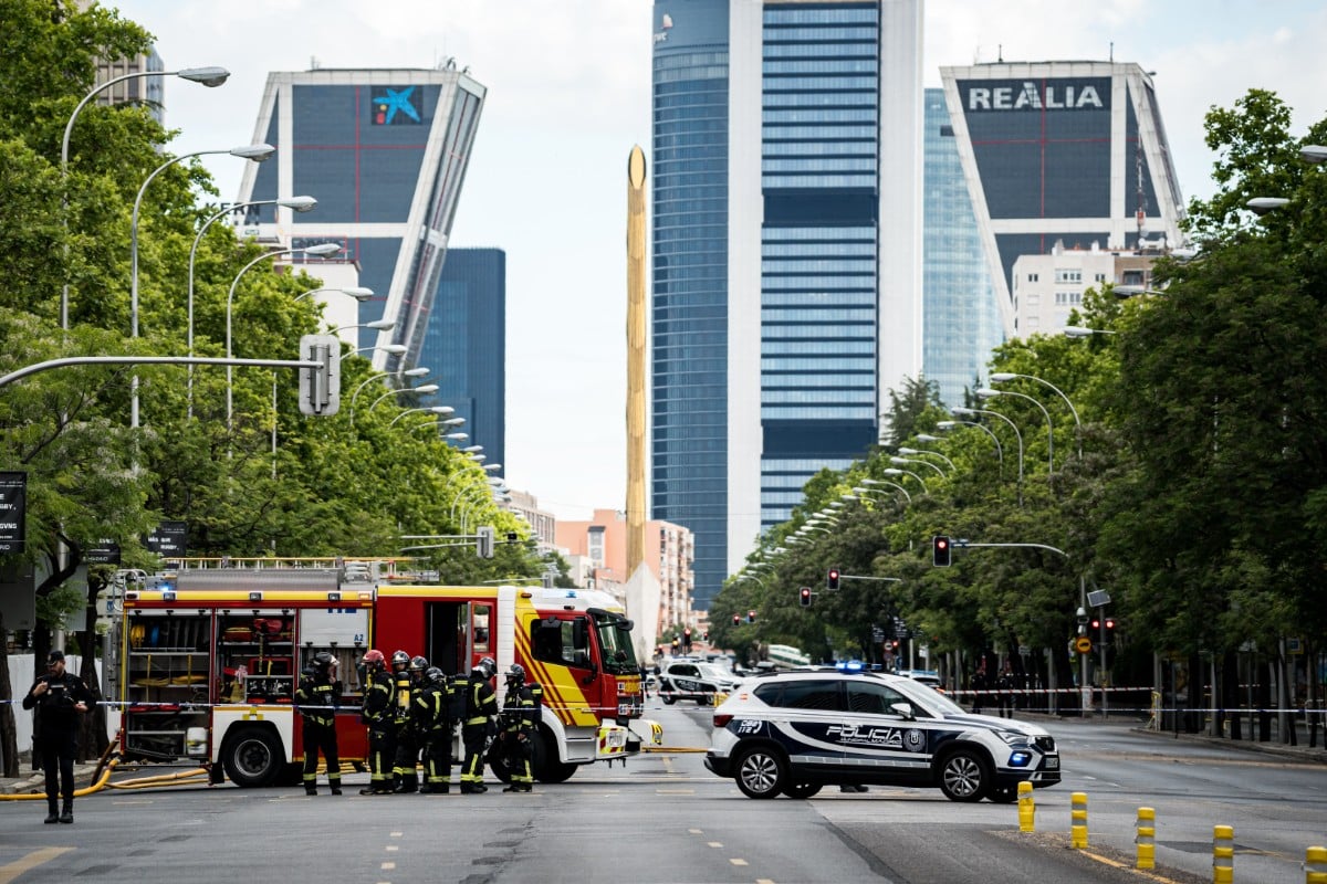 Una fuga de gas en el exterior del Bernabéu obliga a cortar la Castellana y a cerrar dos horas la estación de metro