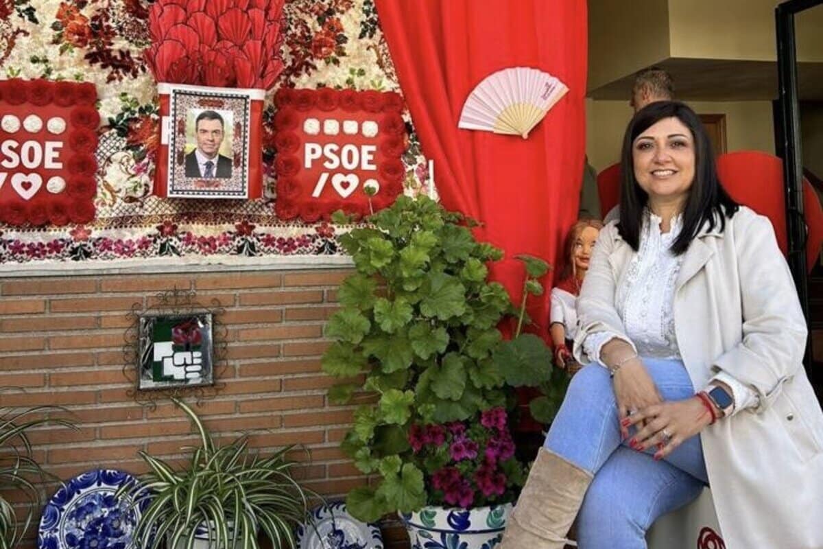 El PSOE profana el Día de la Cruz dedicando un altar a Pedro Sánchez para «visibilizar su clavario»
