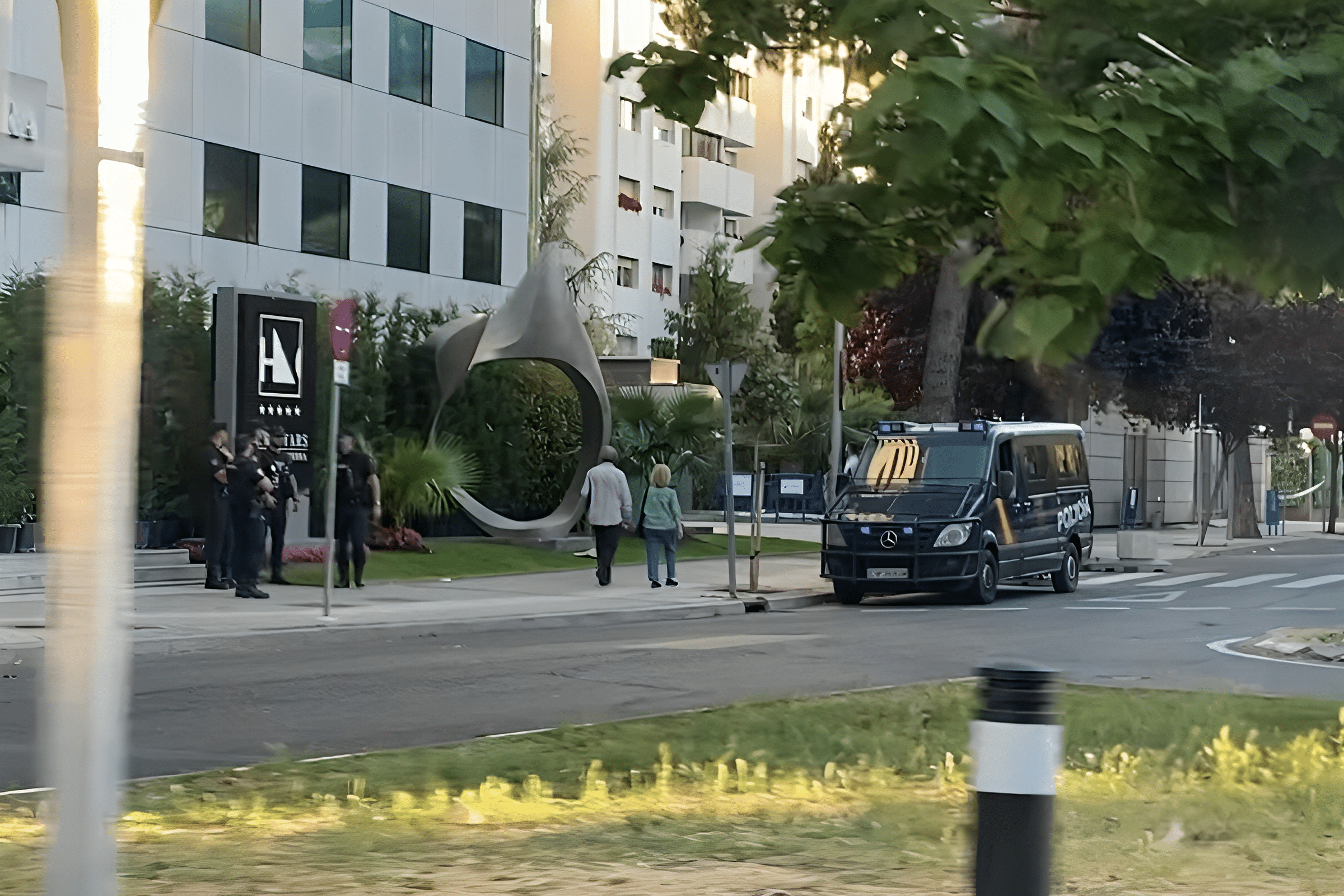 El hotel Mirasierra de Madrid se blinda con un gran dispositivo policial para recibir al Club Bilderberg
