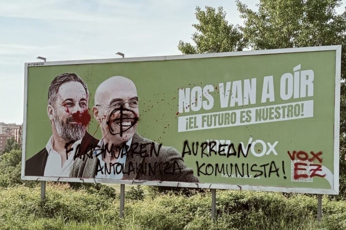 Nueva amenaza a VOX en Navarra: vandalizan una valla publicitaria poniendo una diana en la cara de Buxadé