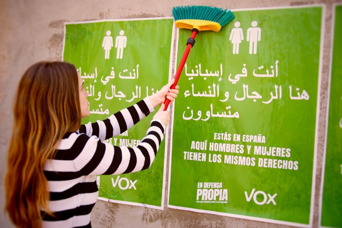 VOX empapela Gerona con un mensaje en árabe para los islamistas: «Estás en España. Aquí hombres y mujeres tienen los mismos derechos»