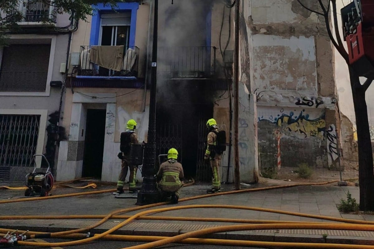 Un incendio en un edificio de Zaragoza obliga a desalojar a 12 personas: «Existe riesgo de derrumbe»