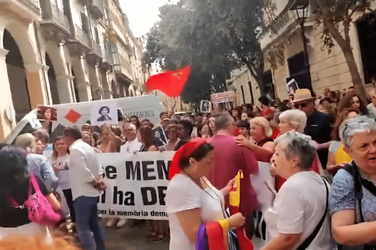 Diputados del PSOE se manifiestan contra Le Senne (VOX) con banderas soviéticas y al grito de «¡puta España!»