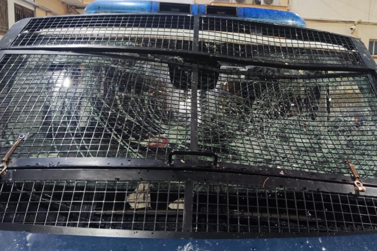 Emboscada a la Policía en El Príncipe: rompen con escombros la luna de un vehículo de la UPR