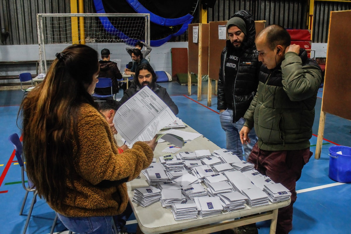 Casi 300 mil chilenos votan en un proceso de primarias de cara a las regionales de octubre