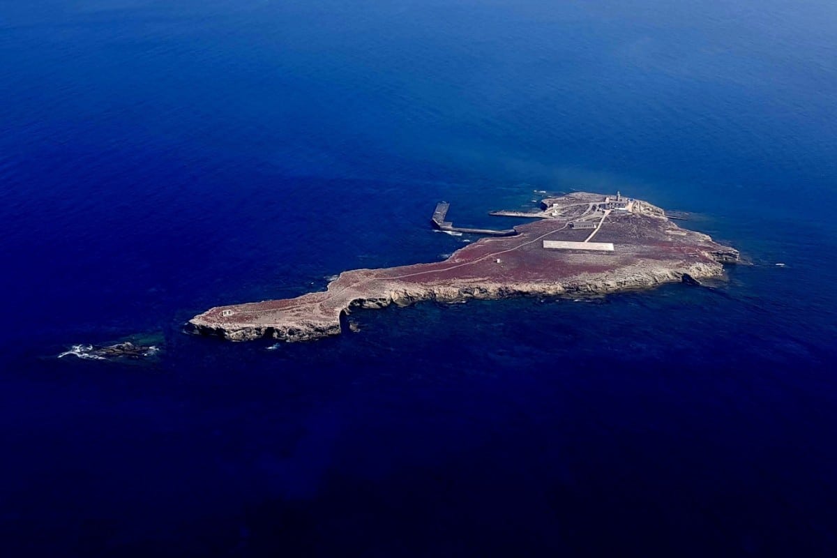 La Armada se traslada a la Isla de Alborán para actualizar la línea de costa