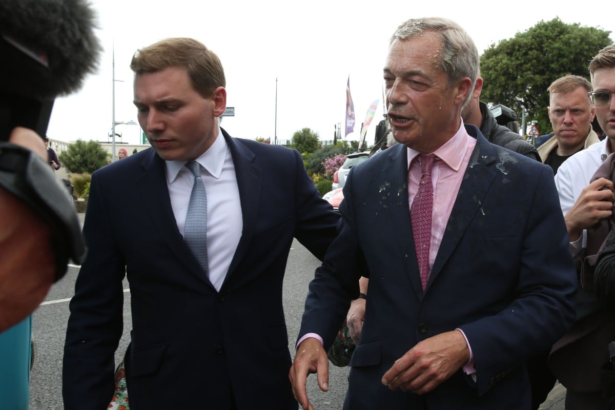 Imputada por agresión la mujer que lanzó un batido al conservador Nigel Farage