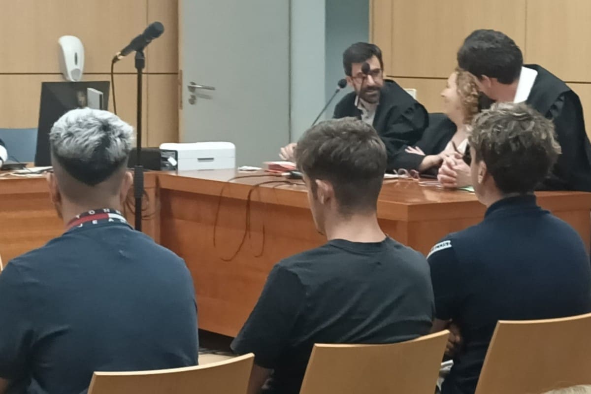 Los tres jóvenes que insultaron a Vinícius en Mestalla aceptan ocho meses de cárcel 