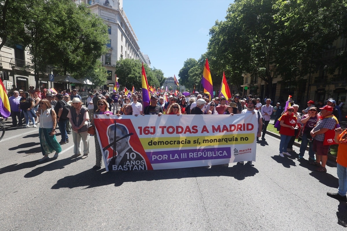Pinchazo en la manifestación a favor de la República respaldada por Podemos e IU: acuden 4.000 personas