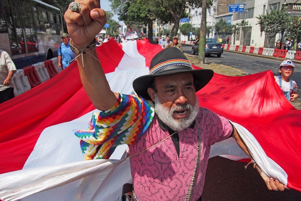 Miles de manifestantes protestan contra la comunista Dina Boluarte en Perú: «No nos matarás ni con hambre ni con balas»