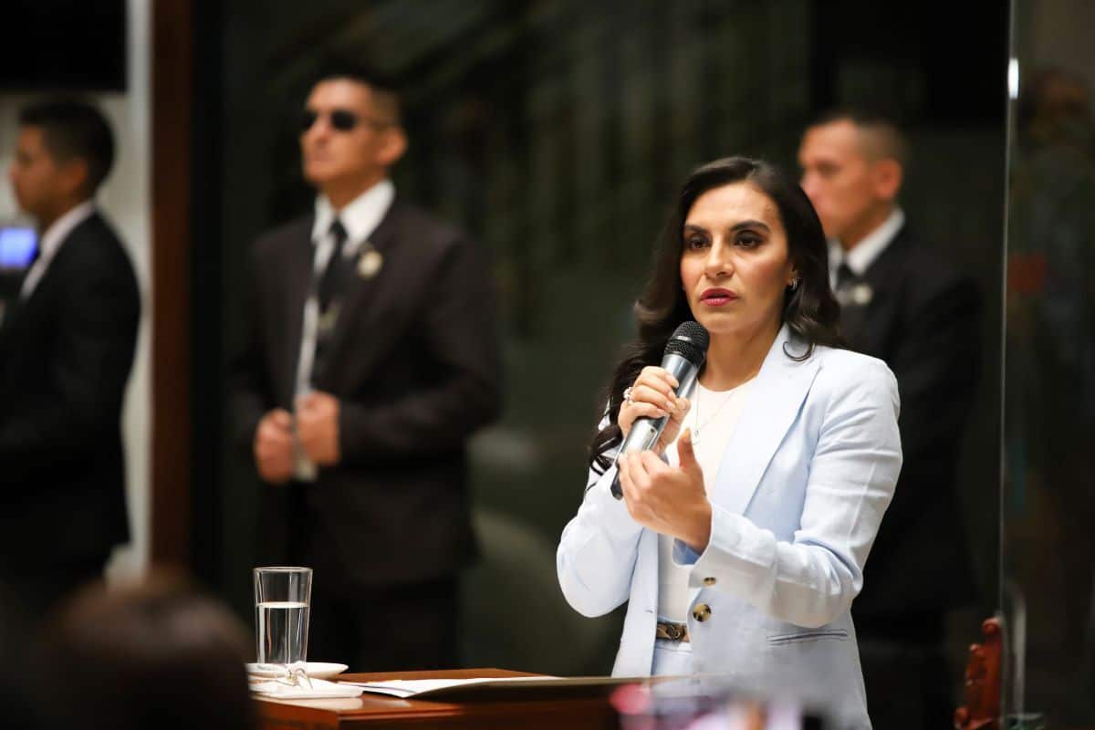 La Fiscalía de Ecuador señala a la vicepresidente del país por una presunta trama de corrupción que involucra a su hijo
