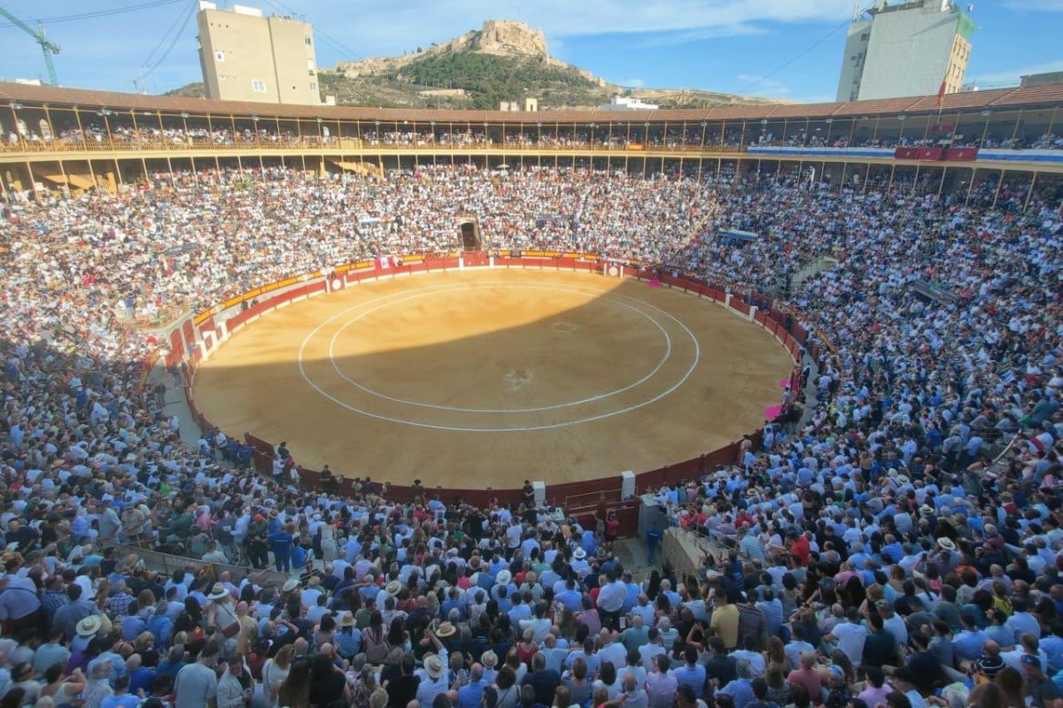 Más de 54.000 personas llenaron la Feria Taurina de las Hogueras de Alicante en 2024