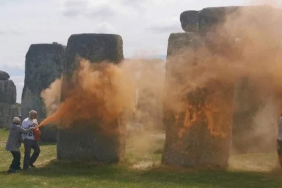 Activistas climáticos vandalizan Stonehenge